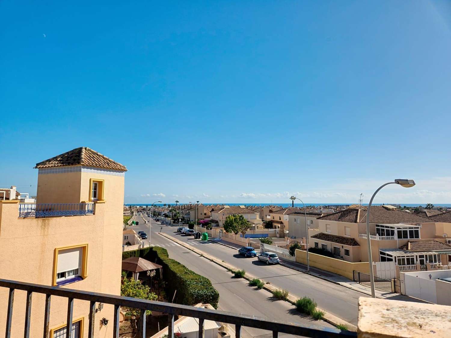 VILLA D’ANGLE INDIVIDUELLE AVEC GRAND TERRAIN À ORIHUELA COSTA