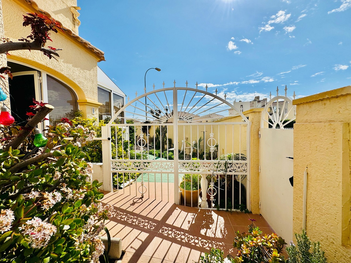 VILLA D’ANGLE INDIVIDUELLE AVEC GRAND TERRAIN À ORIHUELA COSTA