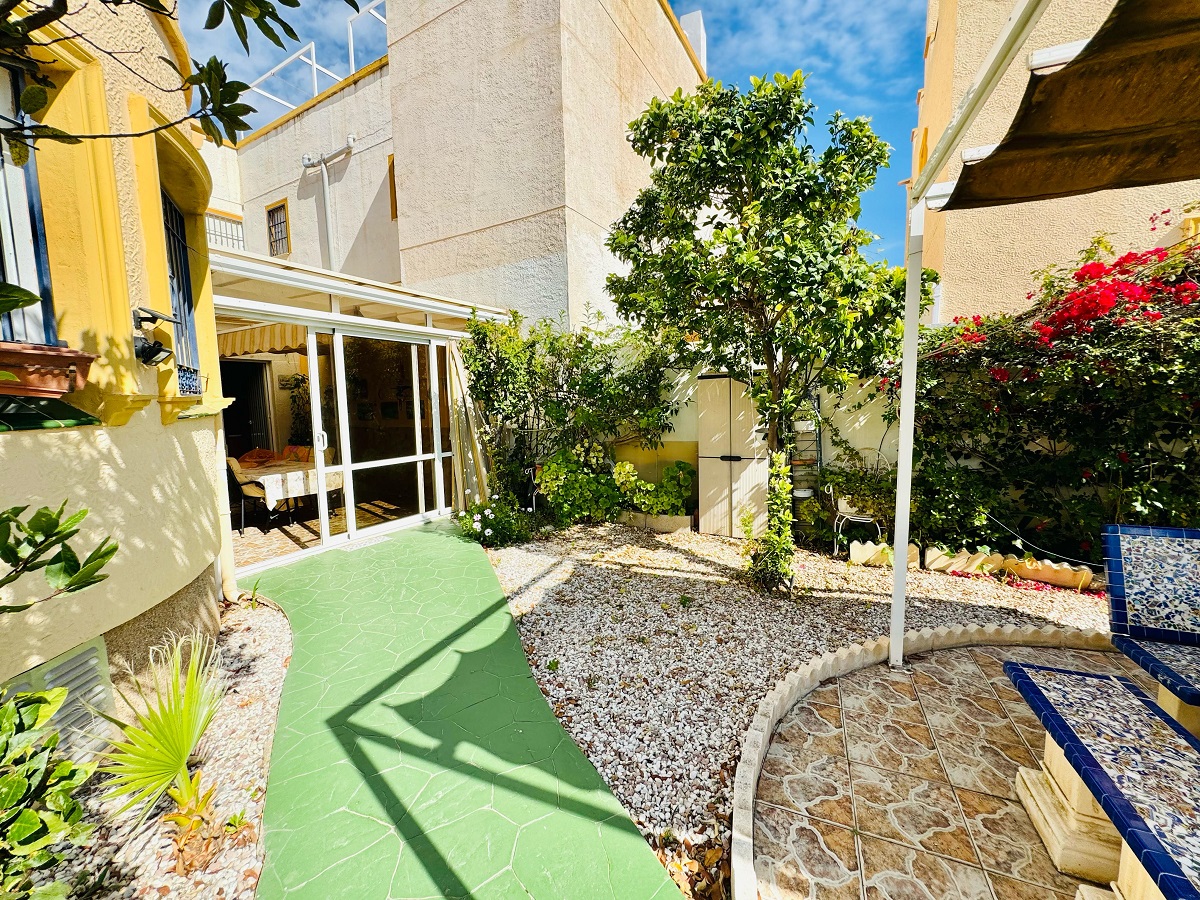 VILLA D’ANGLE INDIVIDUELLE AVEC GRAND TERRAIN À ORIHUELA COSTA