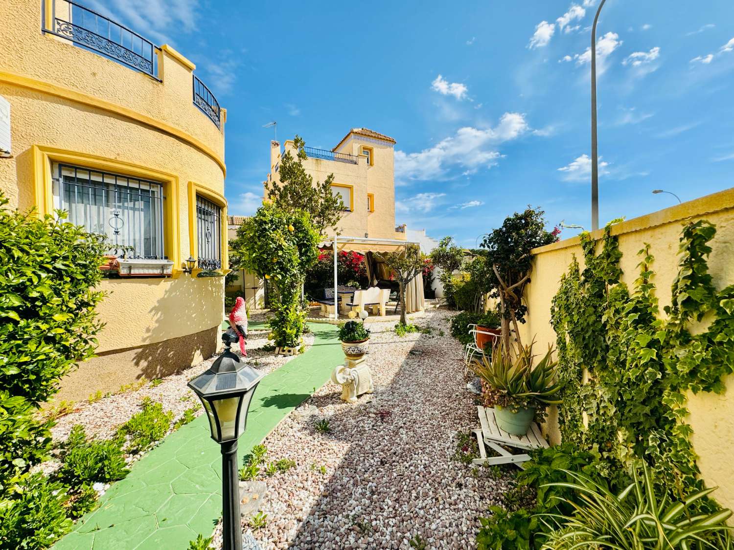 VILLA D’ANGLE INDIVIDUELLE AVEC GRAND TERRAIN À ORIHUELA COSTA
