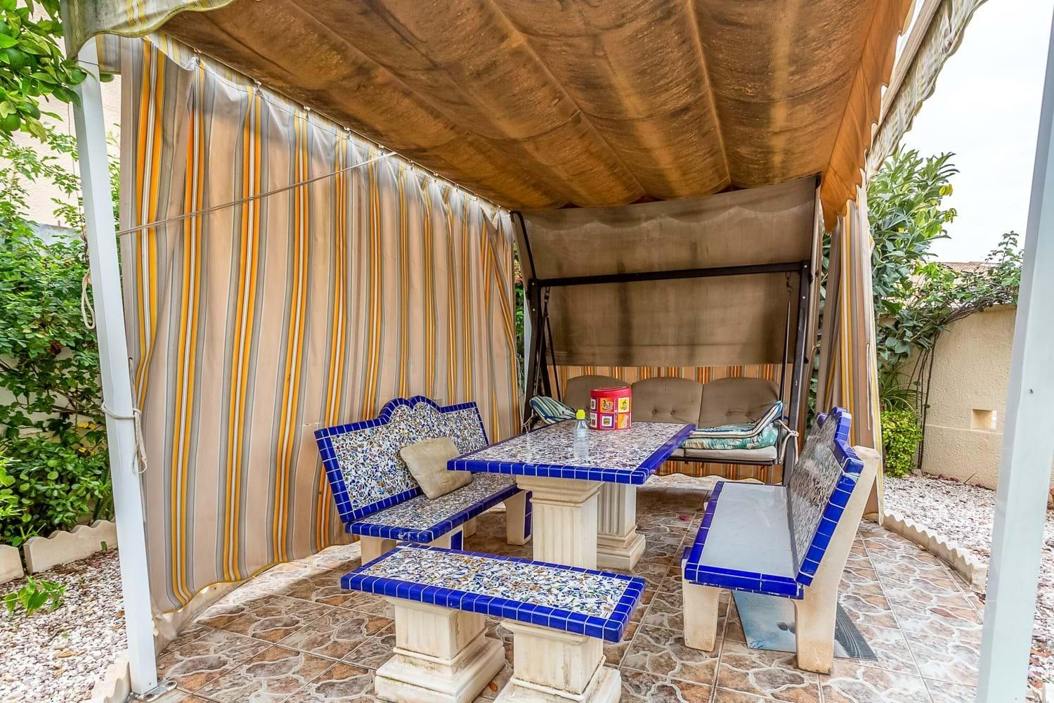 VILLA D’ANGLE INDIVIDUELLE AVEC GRAND TERRAIN À ORIHUELA COSTA