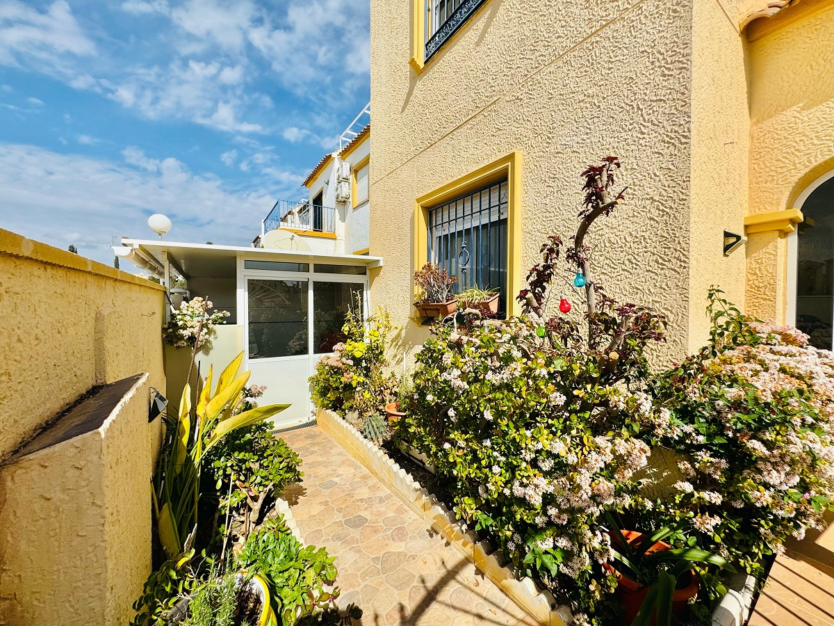 VILLA D’ANGLE INDIVIDUELLE AVEC GRAND TERRAIN À ORIHUELA COSTA