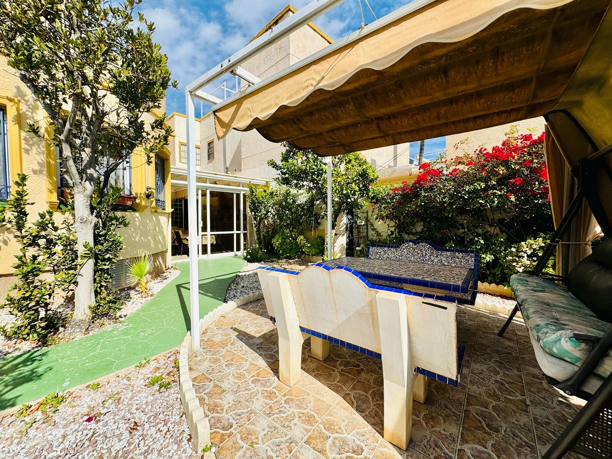 VILLA D’ANGLE INDIVIDUELLE AVEC GRAND TERRAIN À ORIHUELA COSTA