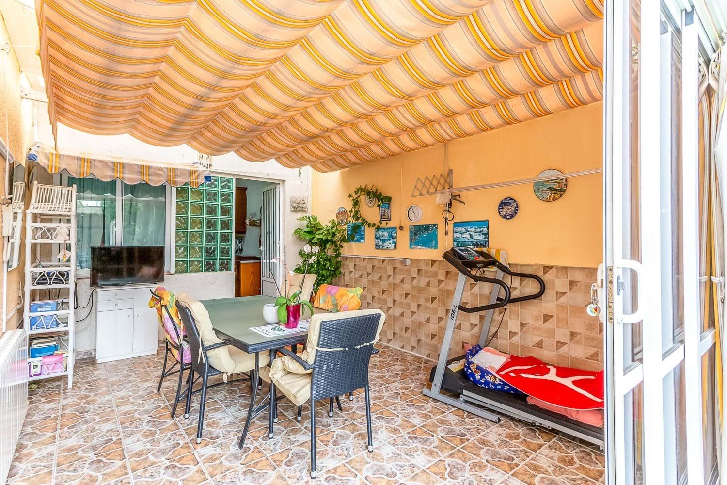VILLA D’ANGLE INDIVIDUELLE AVEC GRAND TERRAIN À ORIHUELA COSTA