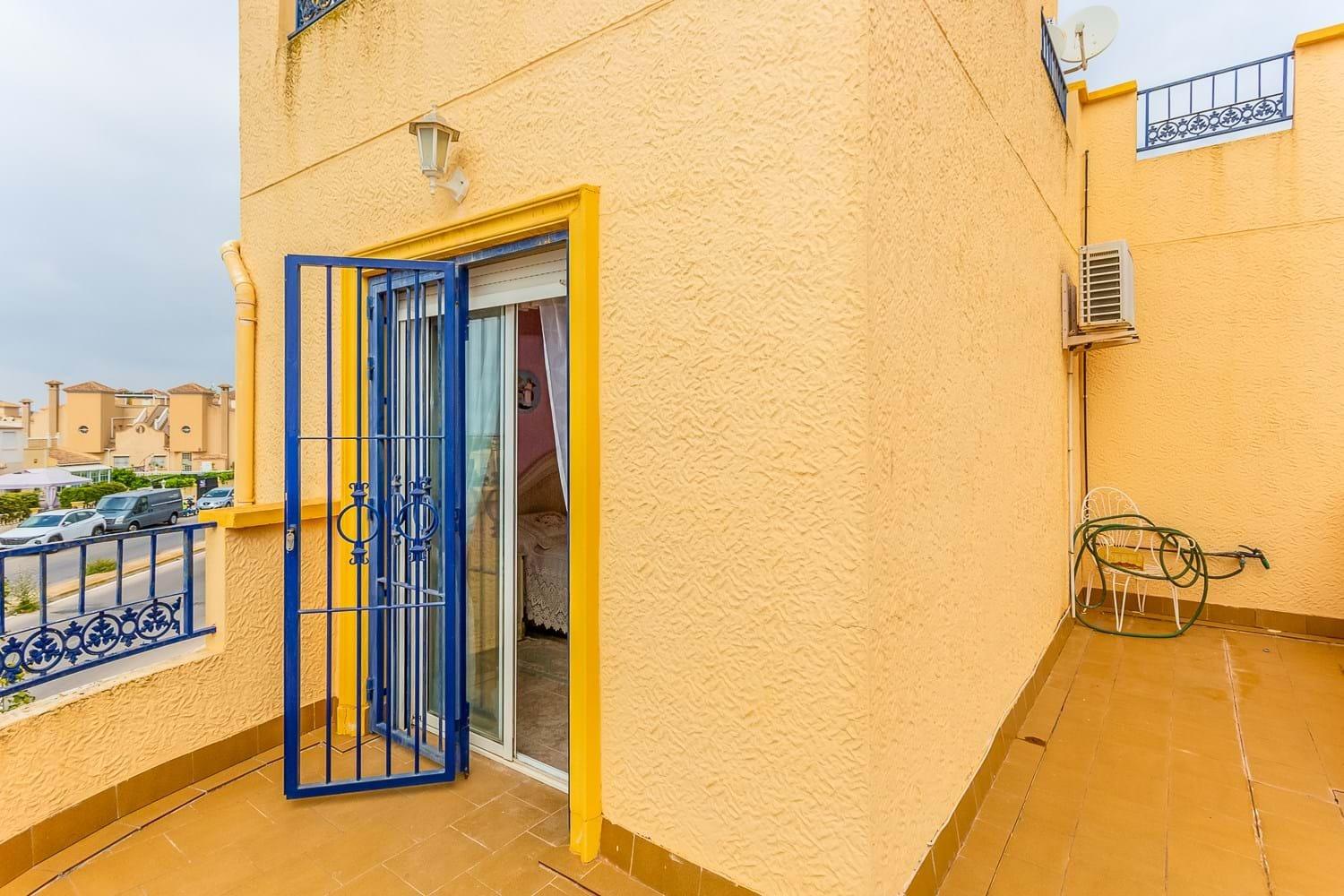VILLA D’ANGLE INDIVIDUELLE AVEC GRAND TERRAIN À ORIHUELA COSTA
