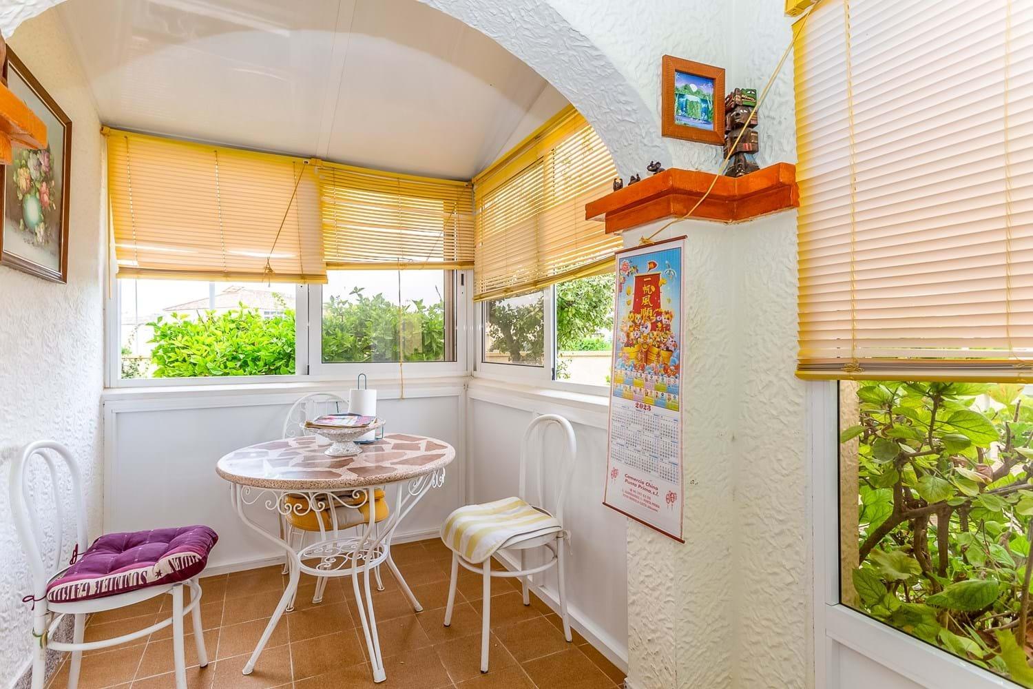 VILLA D’ANGLE INDIVIDUELLE AVEC GRAND TERRAIN À ORIHUELA COSTA