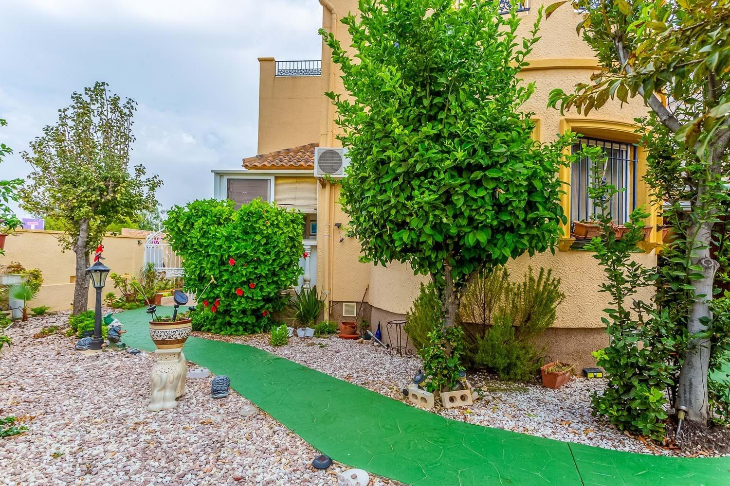 VILLA D’ANGLE INDIVIDUELLE AVEC GRAND TERRAIN À ORIHUELA COSTA
