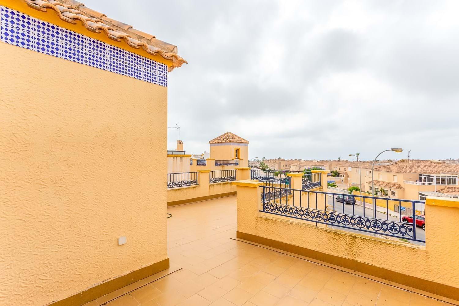 VILLA D’ANGLE INDIVIDUELLE AVEC GRAND TERRAIN À ORIHUELA COSTA