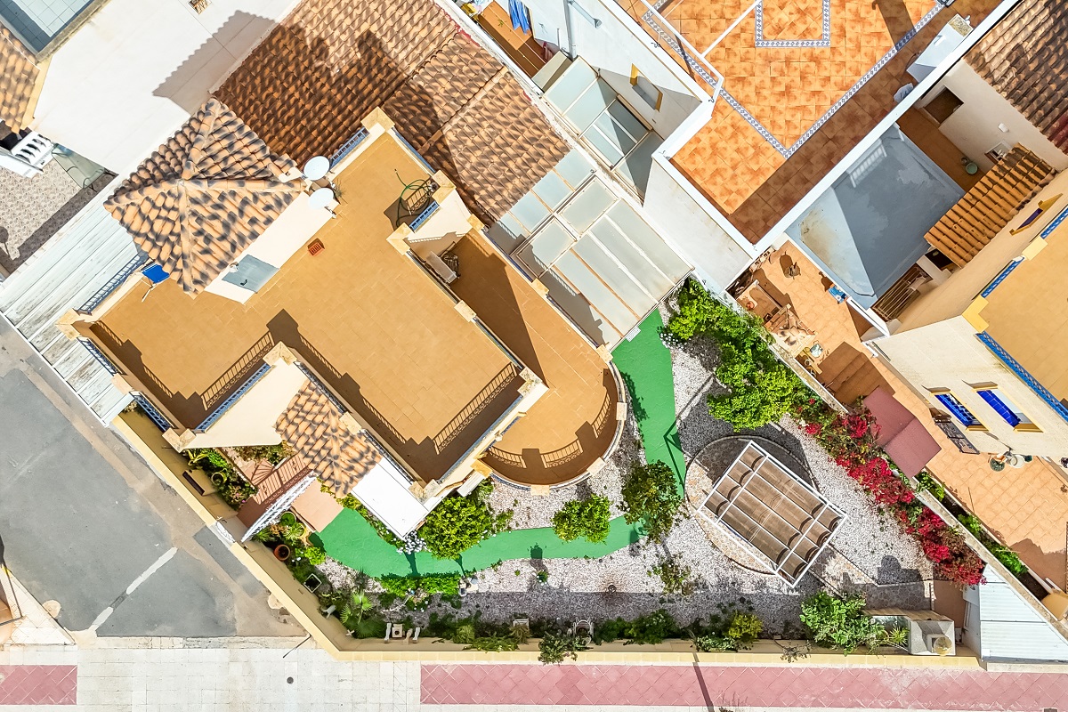 VILLA D’ANGLE INDIVIDUELLE AVEC GRAND TERRAIN À ORIHUELA COSTA