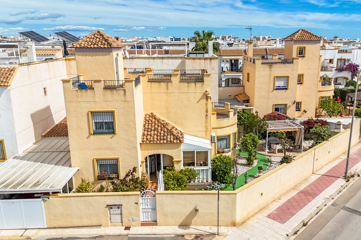 VILLA D’ANGLE INDIVIDUELLE AVEC GRAND TERRAIN À ORIHUELA COSTA