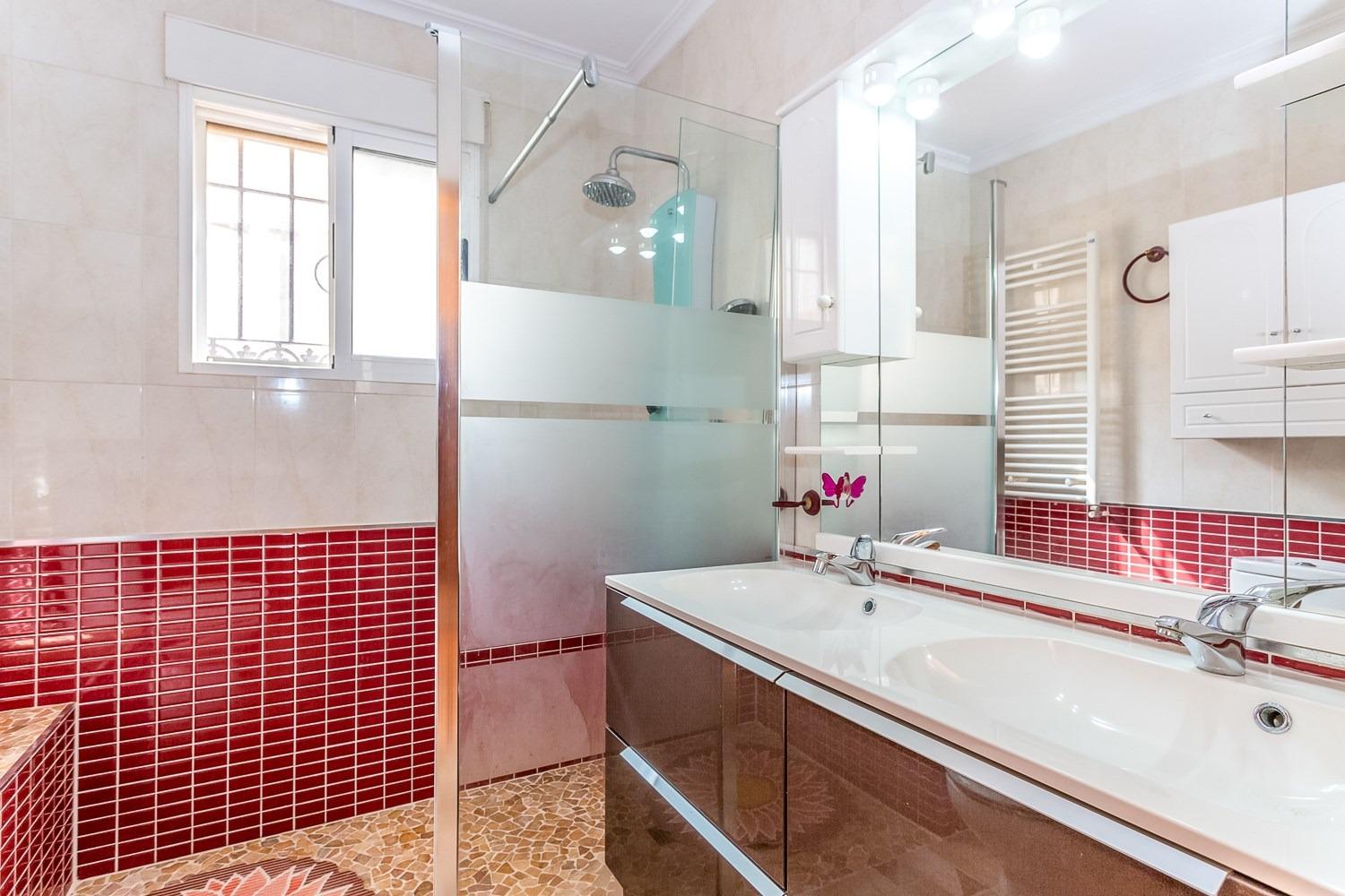 VILLA D’ANGLE INDIVIDUELLE AVEC GRAND TERRAIN À ORIHUELA COSTA