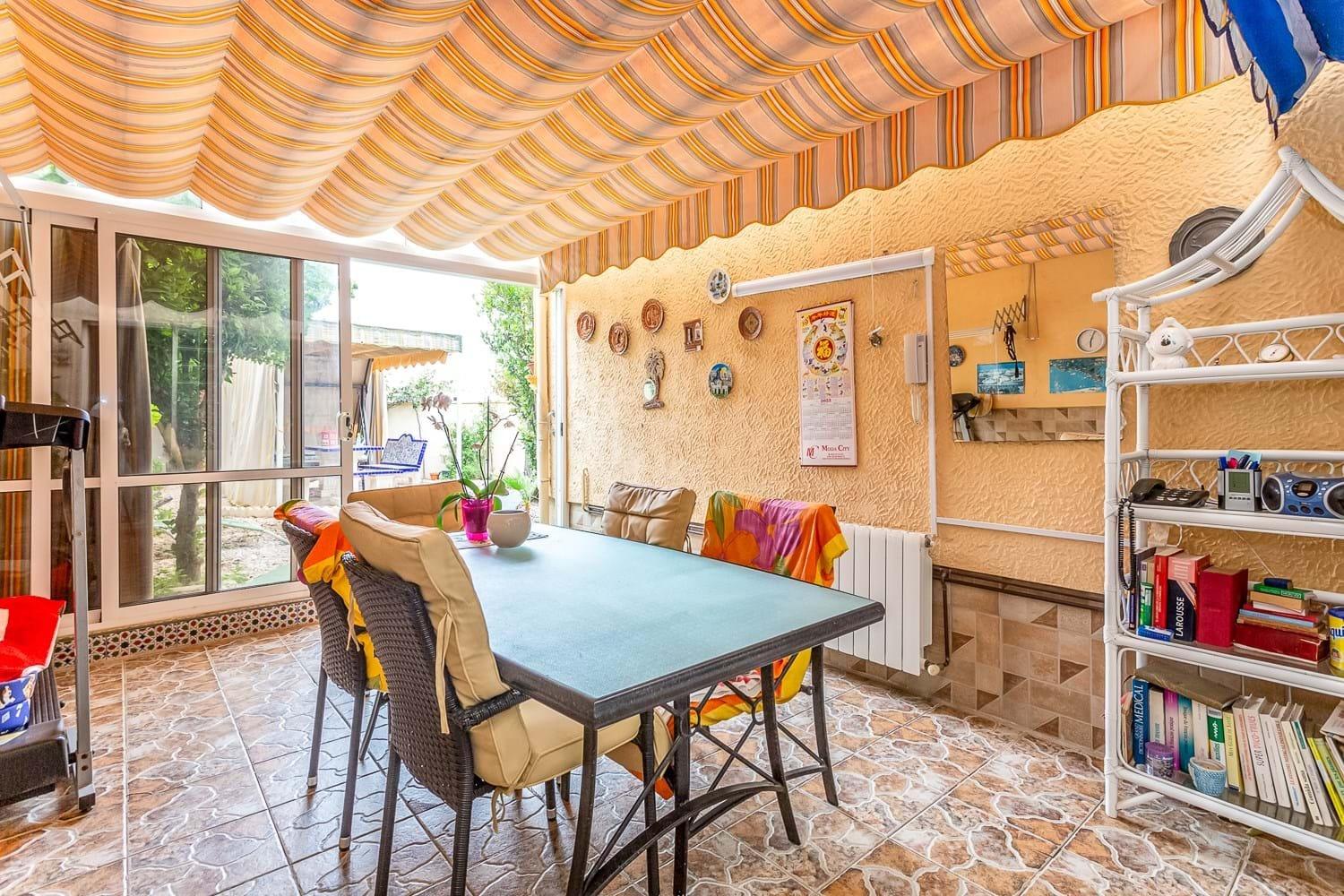 VILLA D’ANGLE INDIVIDUELLE AVEC GRAND TERRAIN À ORIHUELA COSTA