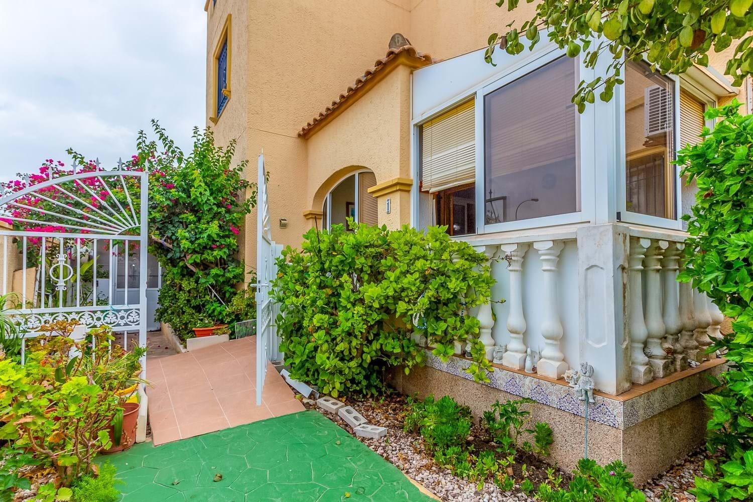 VILLA D’ANGLE INDIVIDUELLE AVEC GRAND TERRAIN À ORIHUELA COSTA