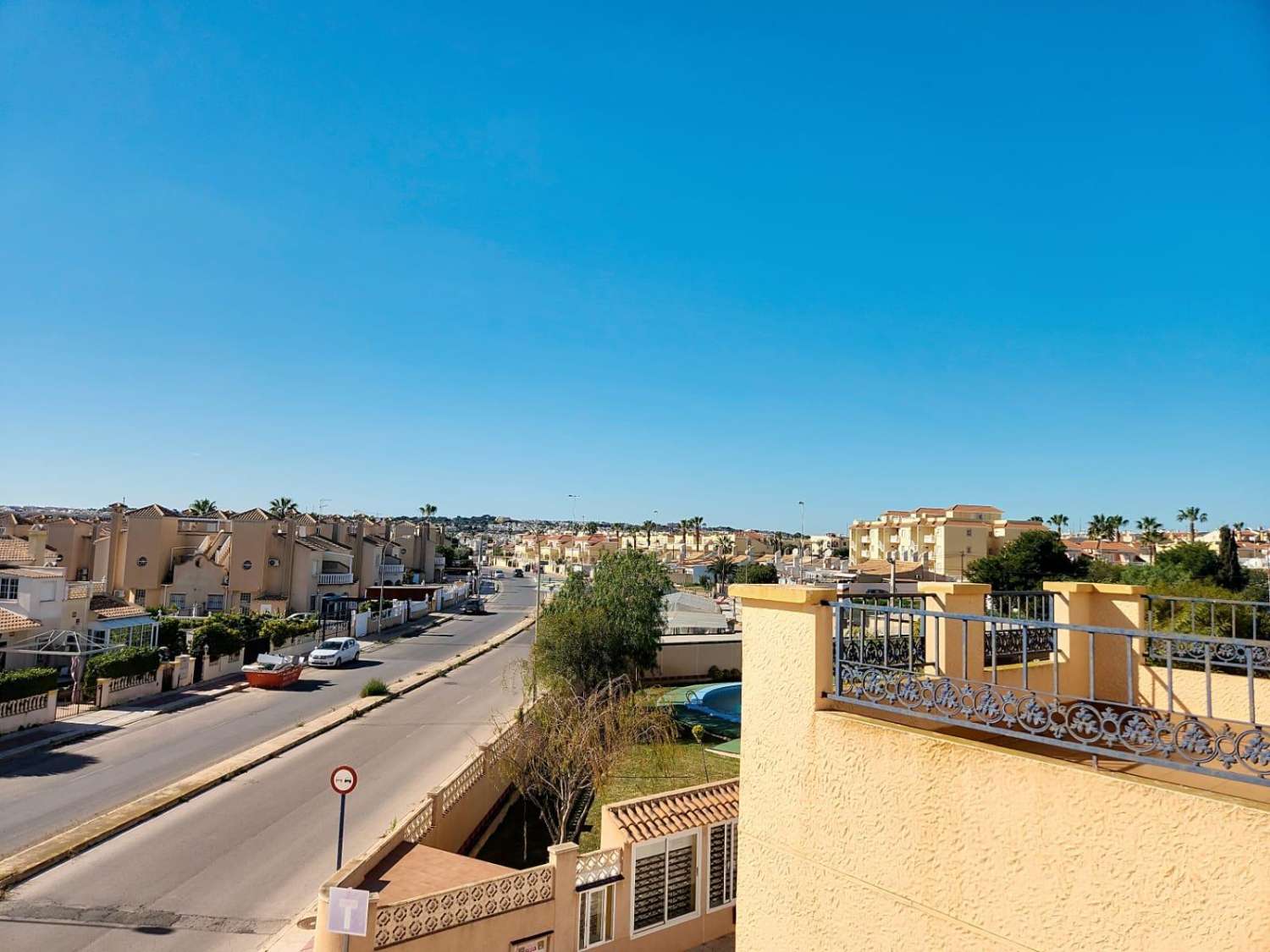 VILLA D’ANGLE INDIVIDUELLE AVEC GRAND TERRAIN À ORIHUELA COSTA