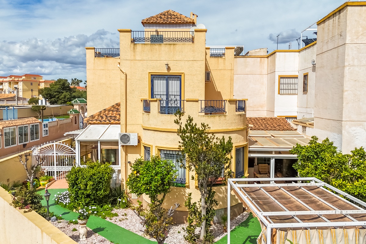 VILLA D’ANGLE INDIVIDUELLE AVEC GRAND TERRAIN À ORIHUELA COSTA