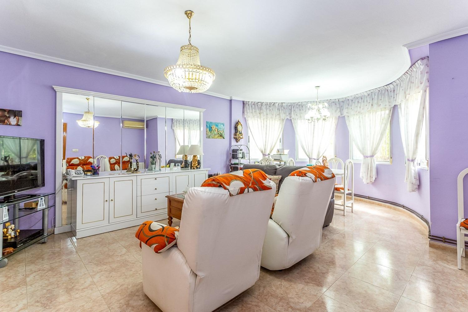 VILLA D’ANGLE INDIVIDUELLE AVEC GRAND TERRAIN À ORIHUELA COSTA