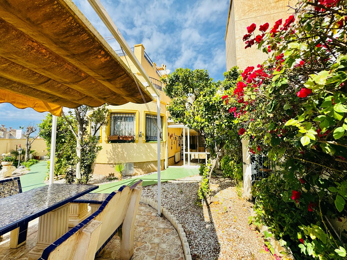 VILLA D’ANGLE INDIVIDUELLE AVEC GRAND TERRAIN À ORIHUELA COSTA