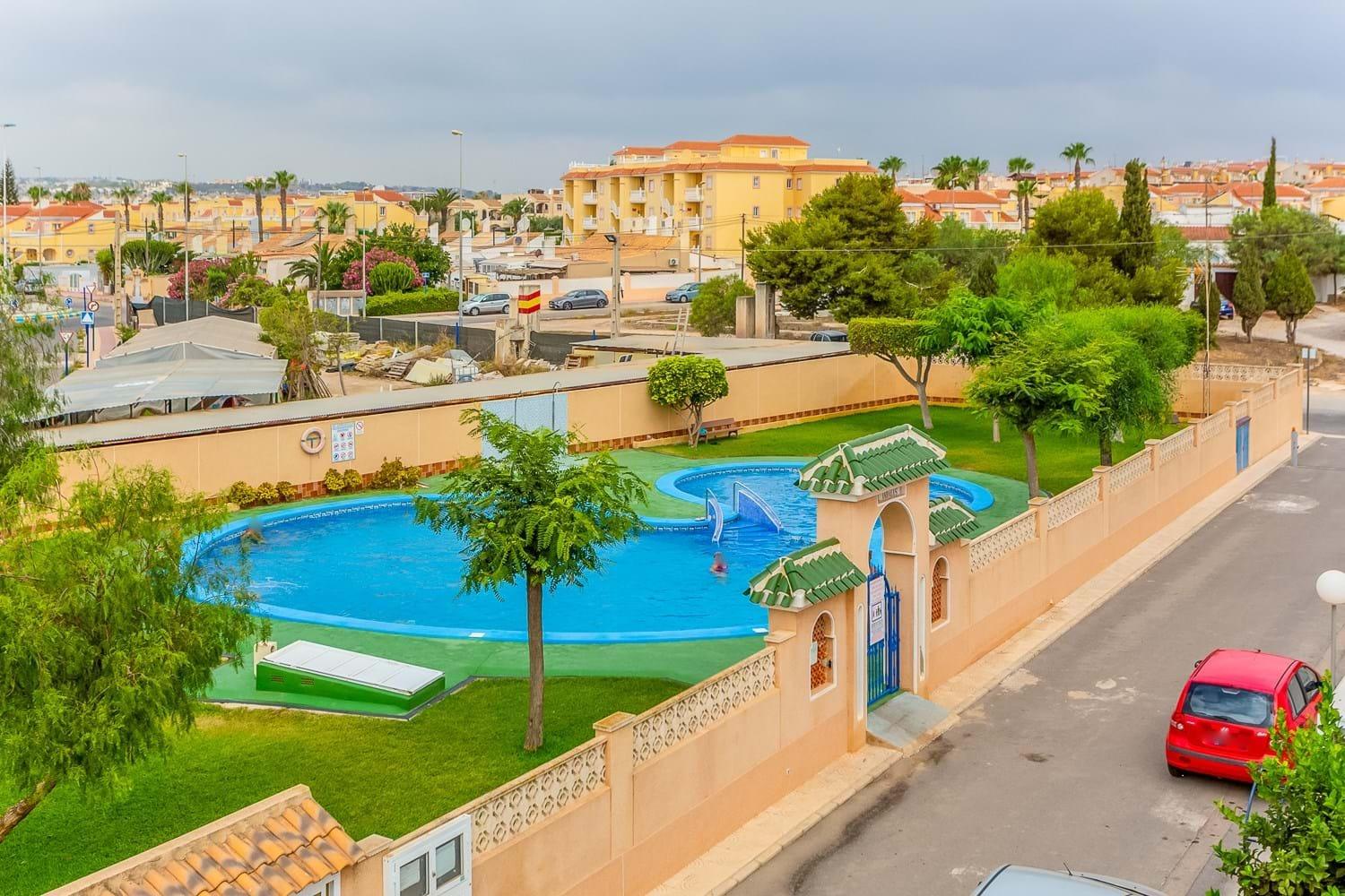 VILLA D’ANGLE INDIVIDUELLE AVEC GRAND TERRAIN À ORIHUELA COSTA