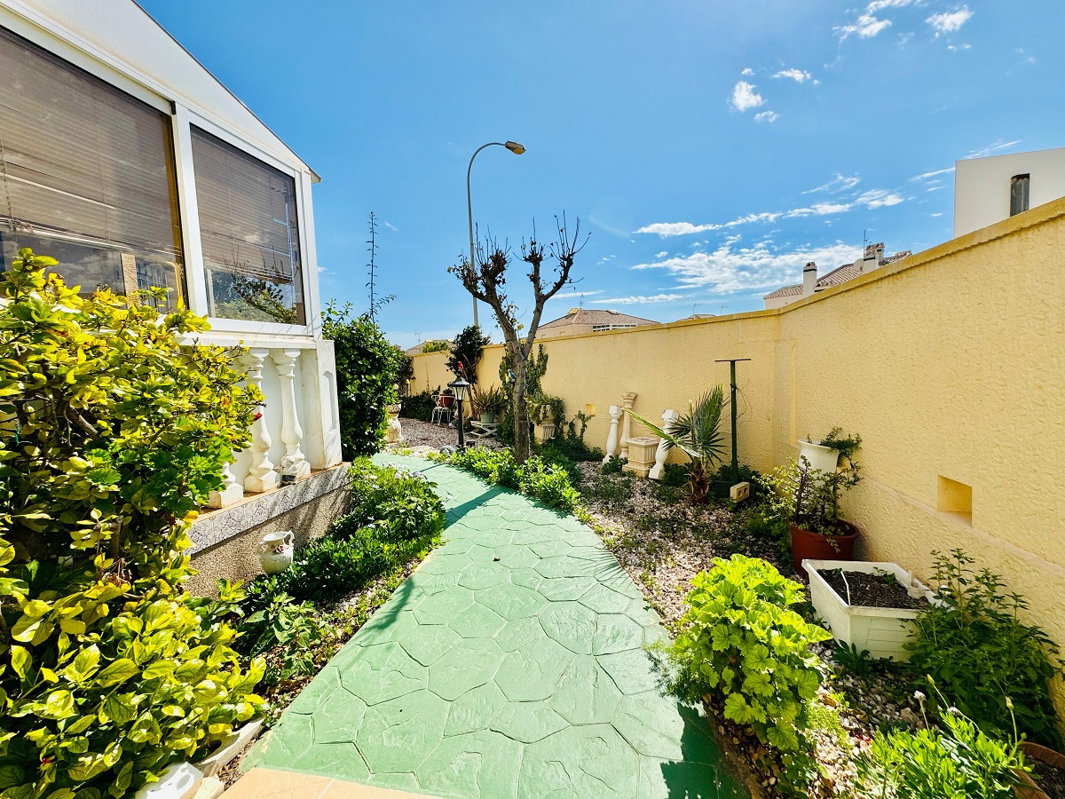 VILLA D’ANGLE INDIVIDUELLE AVEC GRAND TERRAIN À ORIHUELA COSTA