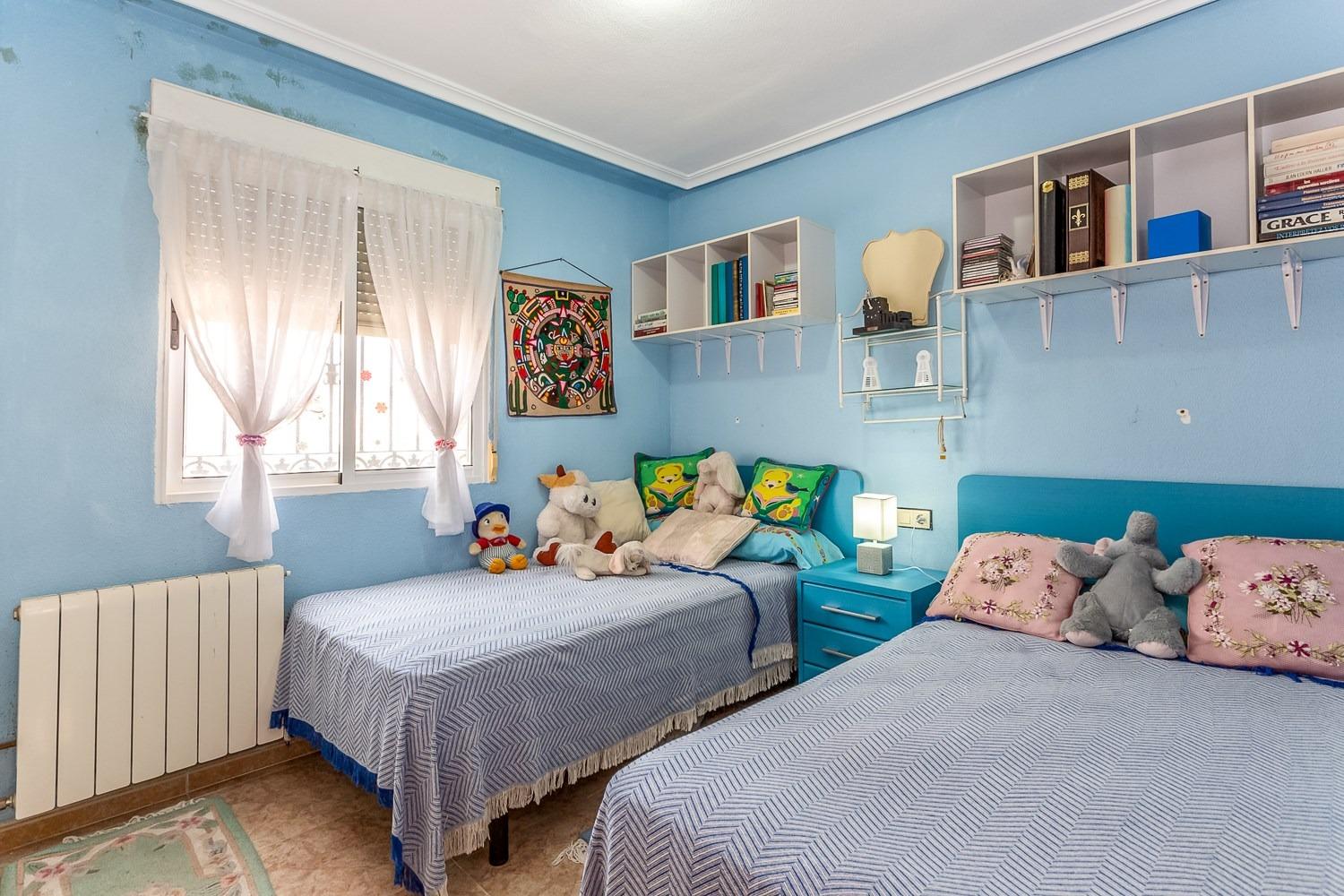 VILLA D’ANGLE INDIVIDUELLE AVEC GRAND TERRAIN À ORIHUELA COSTA