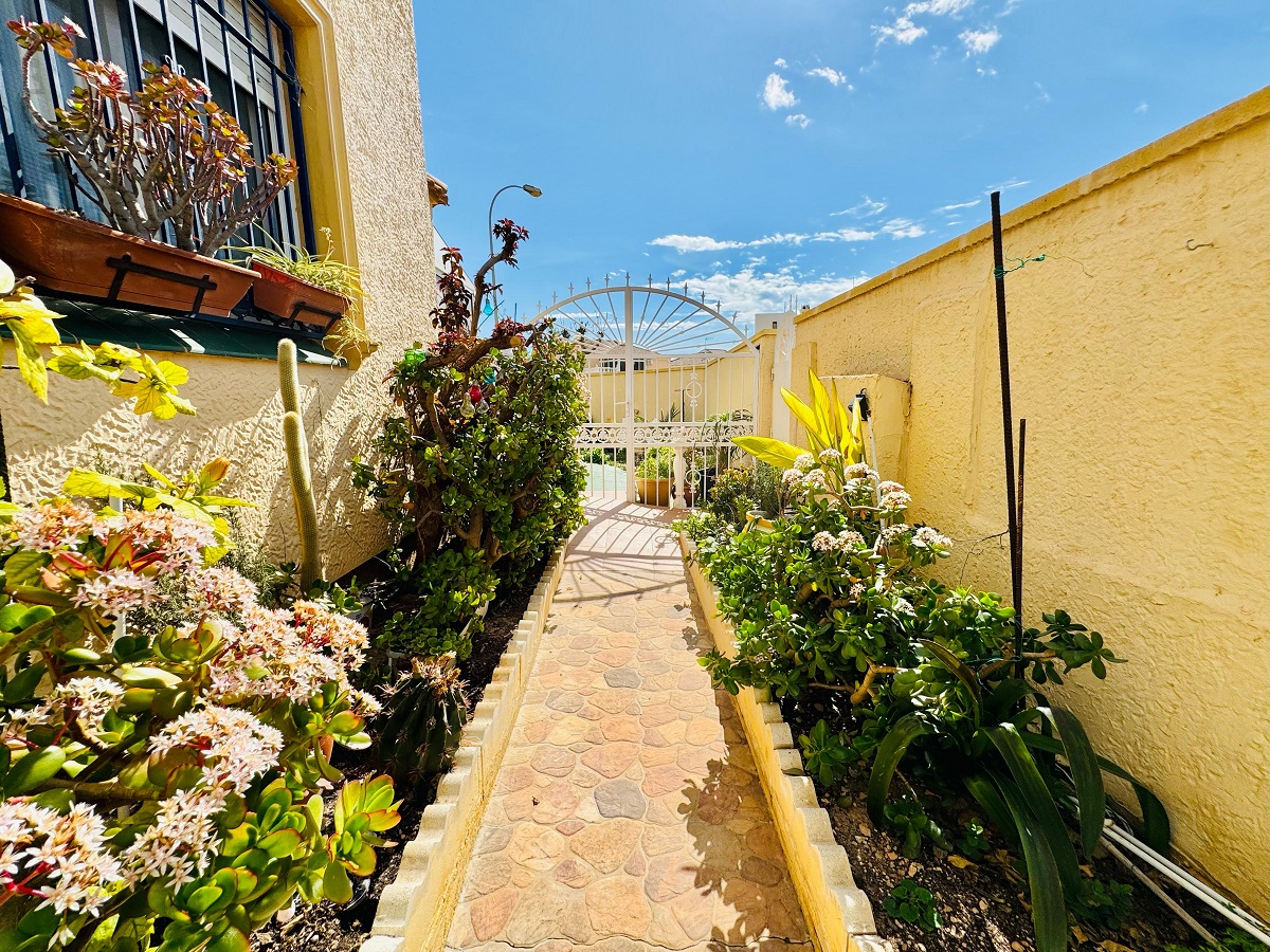 VILLA D’ANGLE INDIVIDUELLE AVEC GRAND TERRAIN À ORIHUELA COSTA