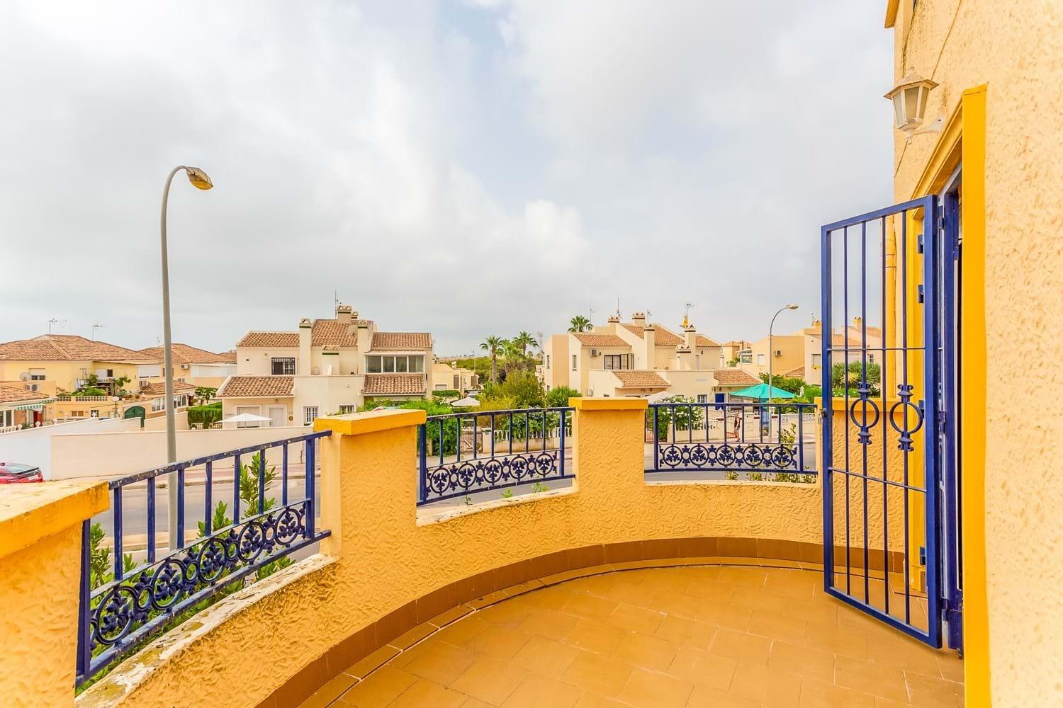 VILLA D’ANGLE INDIVIDUELLE AVEC GRAND TERRAIN À ORIHUELA COSTA