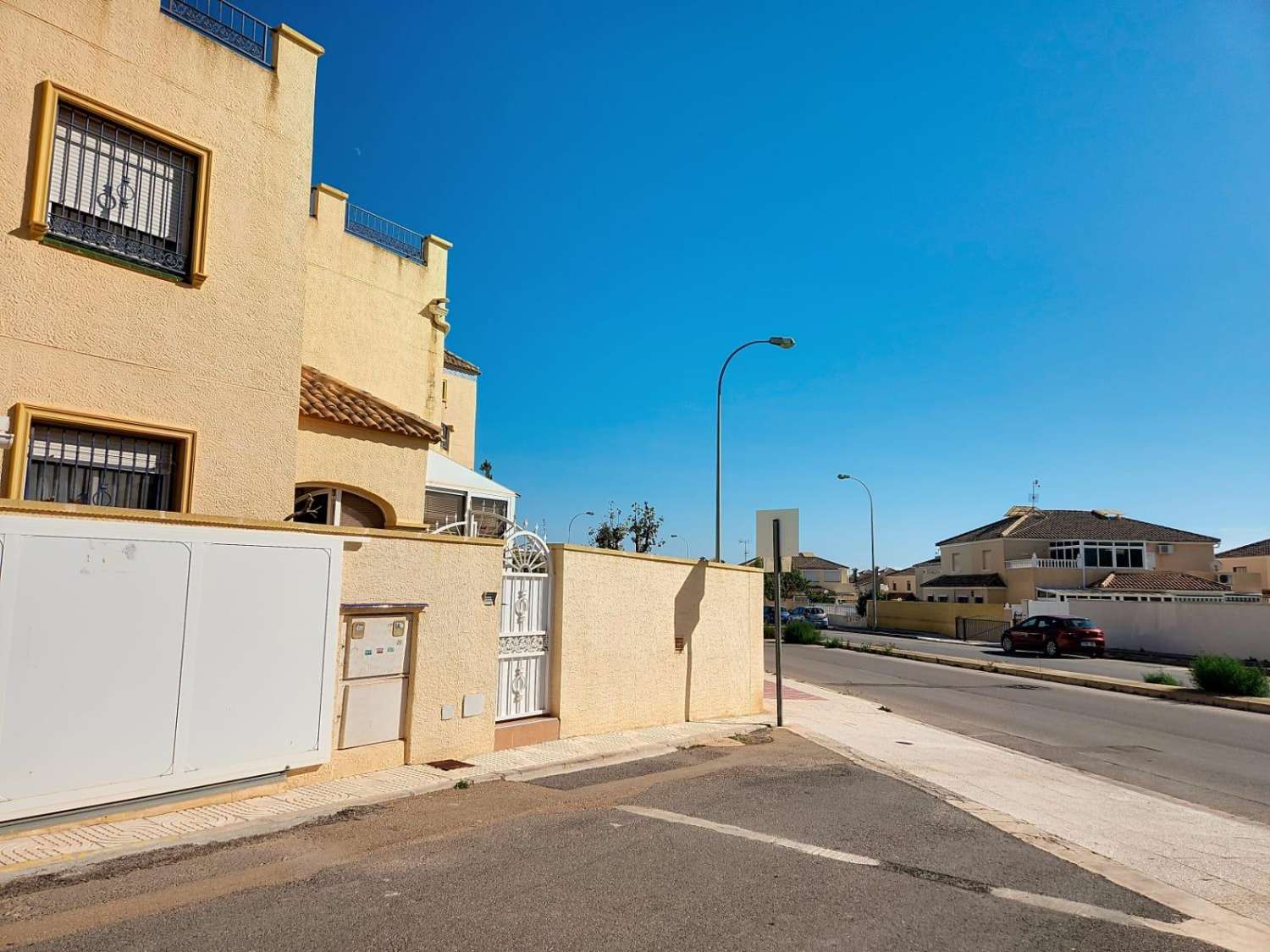 VILLA D’ANGLE INDIVIDUELLE AVEC GRAND TERRAIN À ORIHUELA COSTA