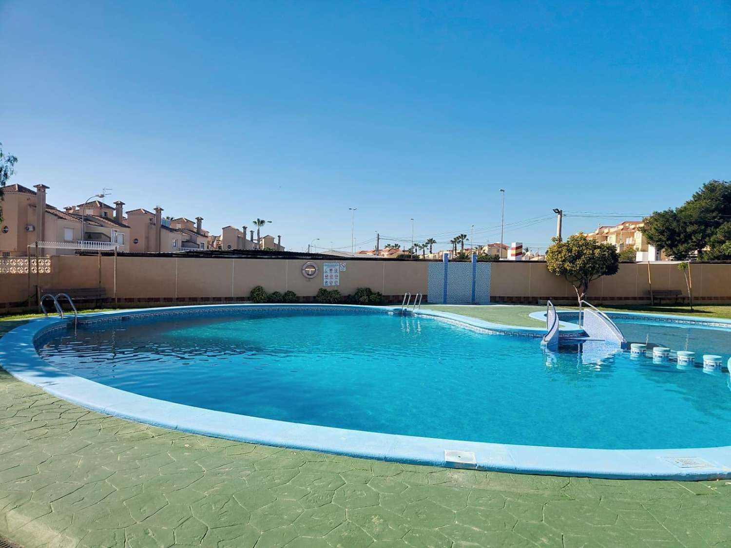 VILLA D’ANGLE INDIVIDUELLE AVEC GRAND TERRAIN À ORIHUELA COSTA