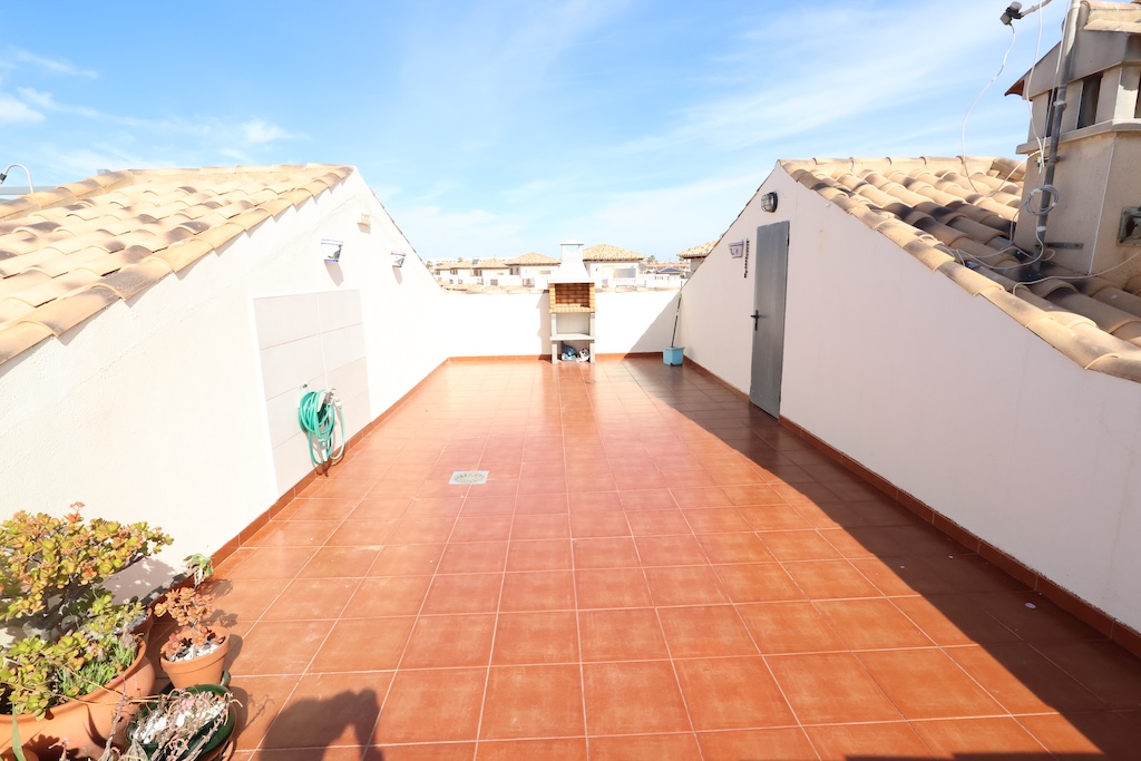 BUNGALOW AU DERNIER ÉTAGE AVEC SOLARIUM PRIVÉ ET PISCINE COMMUNE À LA REGIA