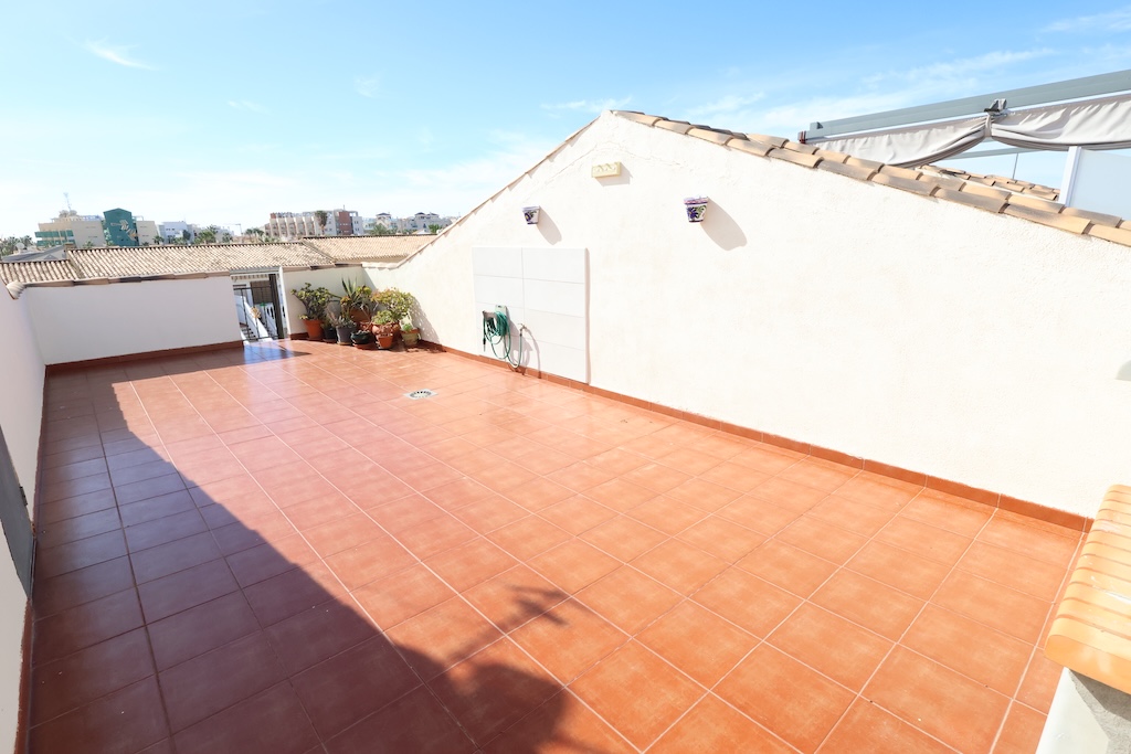 BUNGALOW AU DERNIER ÉTAGE AVEC SOLARIUM PRIVÉ ET PISCINE COMMUNE À LA REGIA