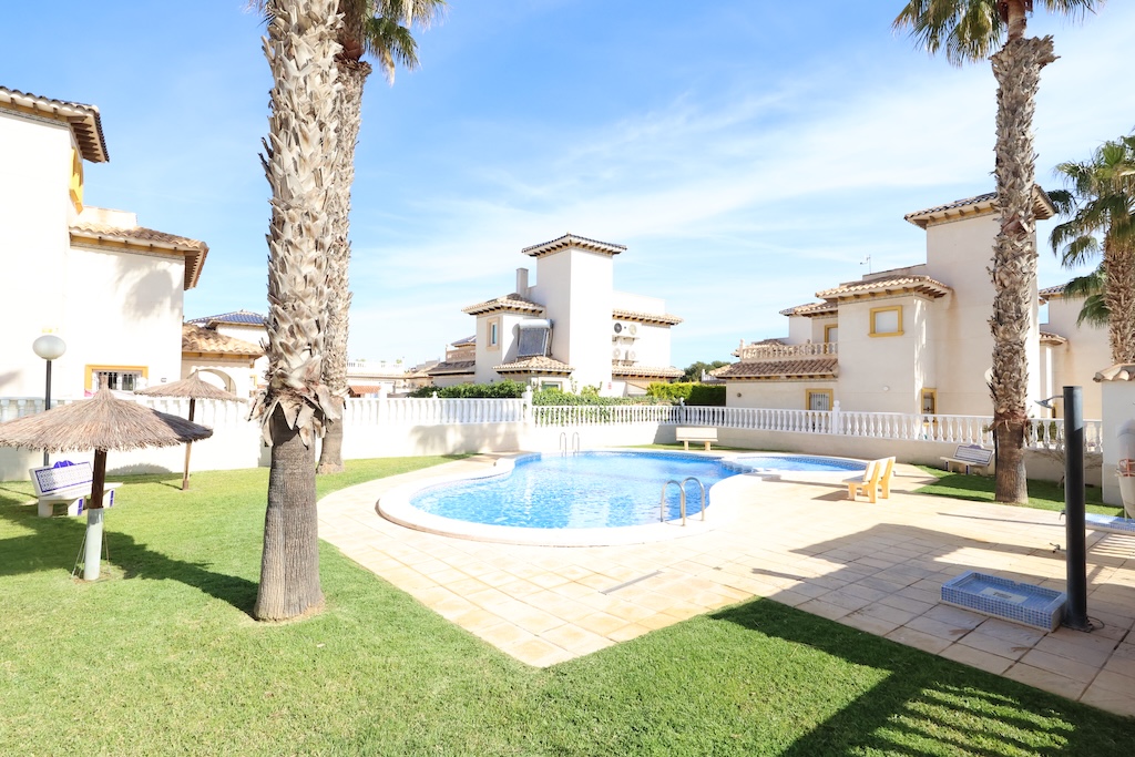 BUNGALOW AU DERNIER ÉTAGE AVEC SOLARIUM PRIVÉ ET PISCINE COMMUNE À LA REGIA