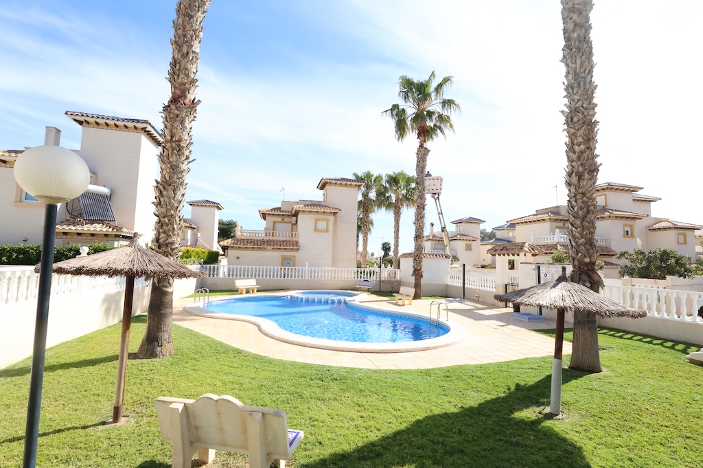 BUNGALOW AU DERNIER ÉTAGE AVEC SOLARIUM PRIVÉ ET PISCINE COMMUNE À LA REGIA