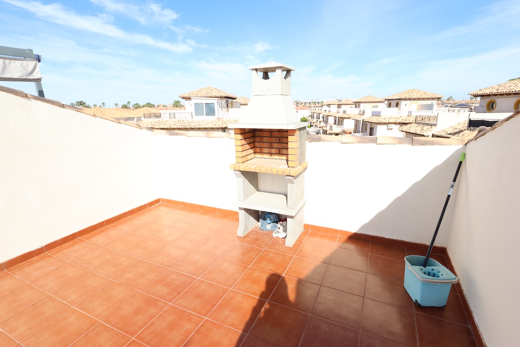 BUNGALOW AU DERNIER ÉTAGE AVEC SOLARIUM PRIVÉ ET PISCINE COMMUNE À LA REGIA