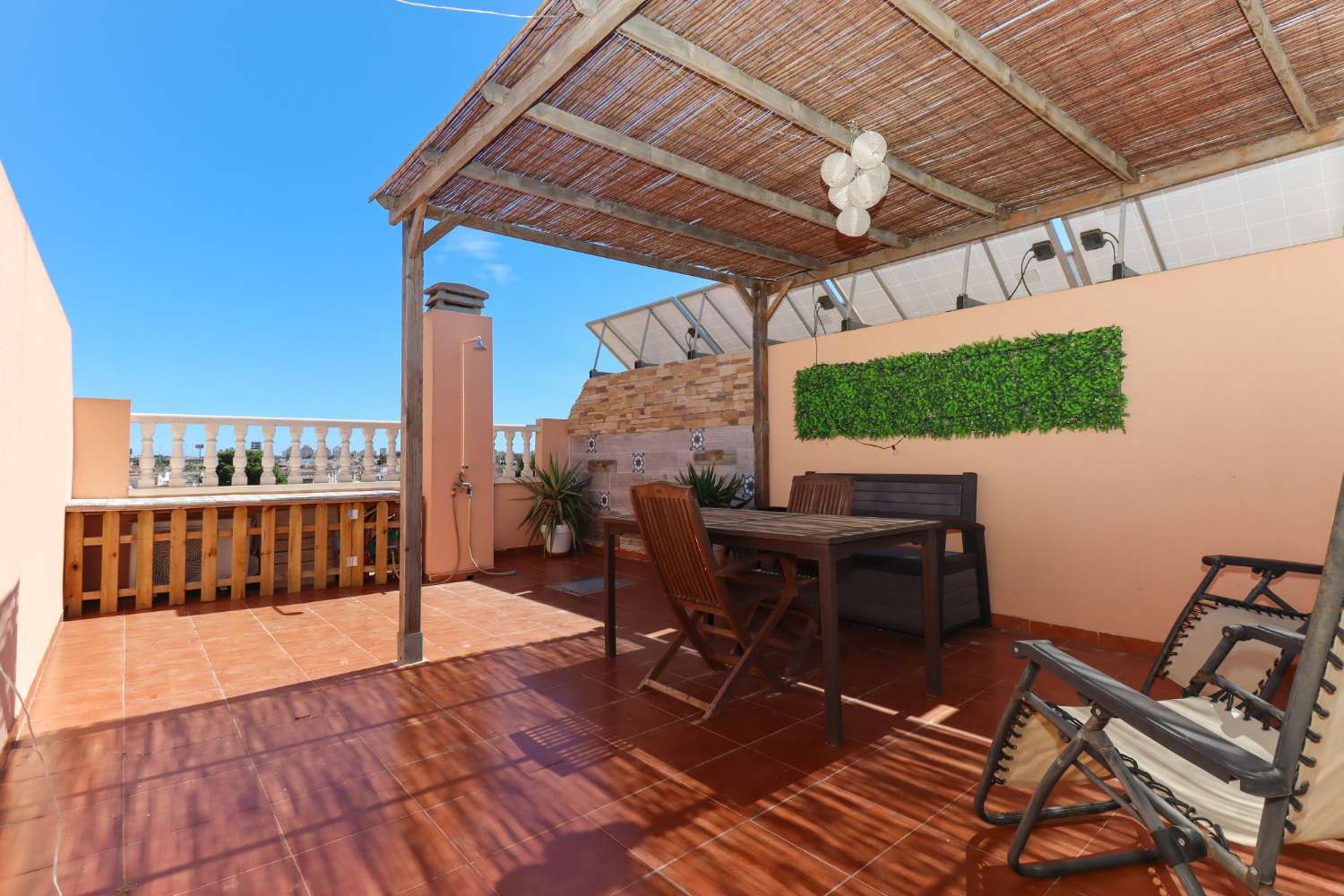 DÚPLEX DE 3 DORMITORIOS CON SOLÁRIUM PRIVADO Y TERRAZA EN RESIDENCIAL CON PISCINA