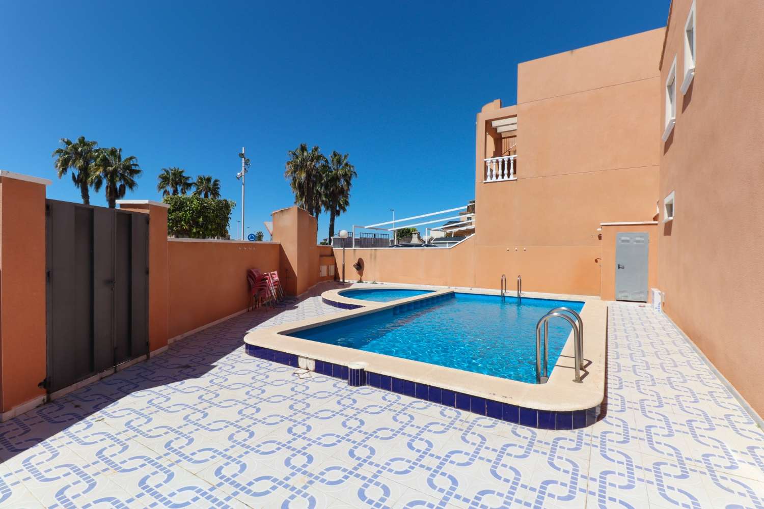 DÚPLEX DE 3 DORMITORIOS CON SOLÁRIUM PRIVADO Y TERRAZA EN RESIDENCIAL CON PISCINA