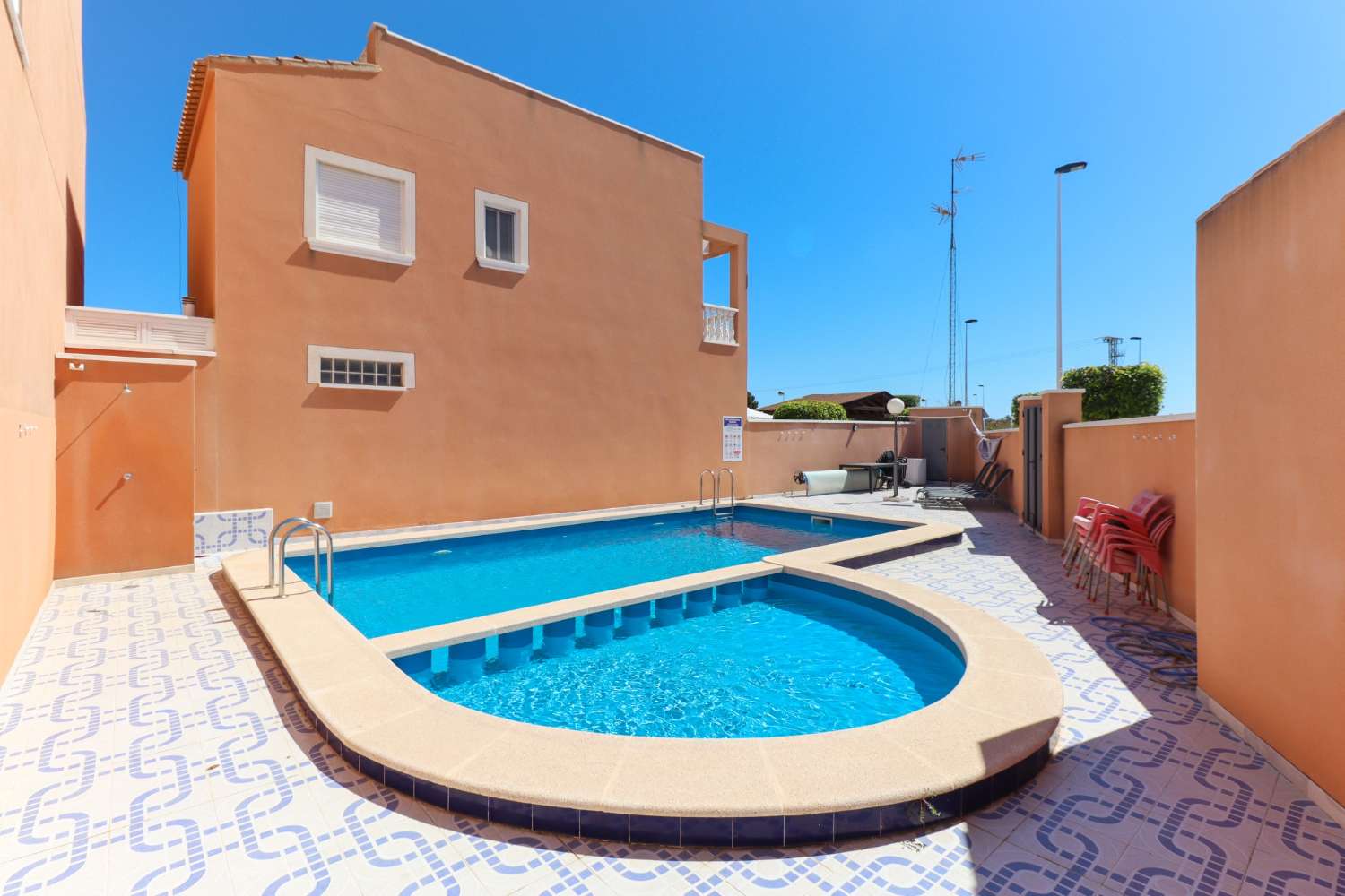 DÚPLEX DE 3 DORMITORIOS CON SOLÁRIUM PRIVADO Y TERRAZA EN RESIDENCIAL CON PISCINA
