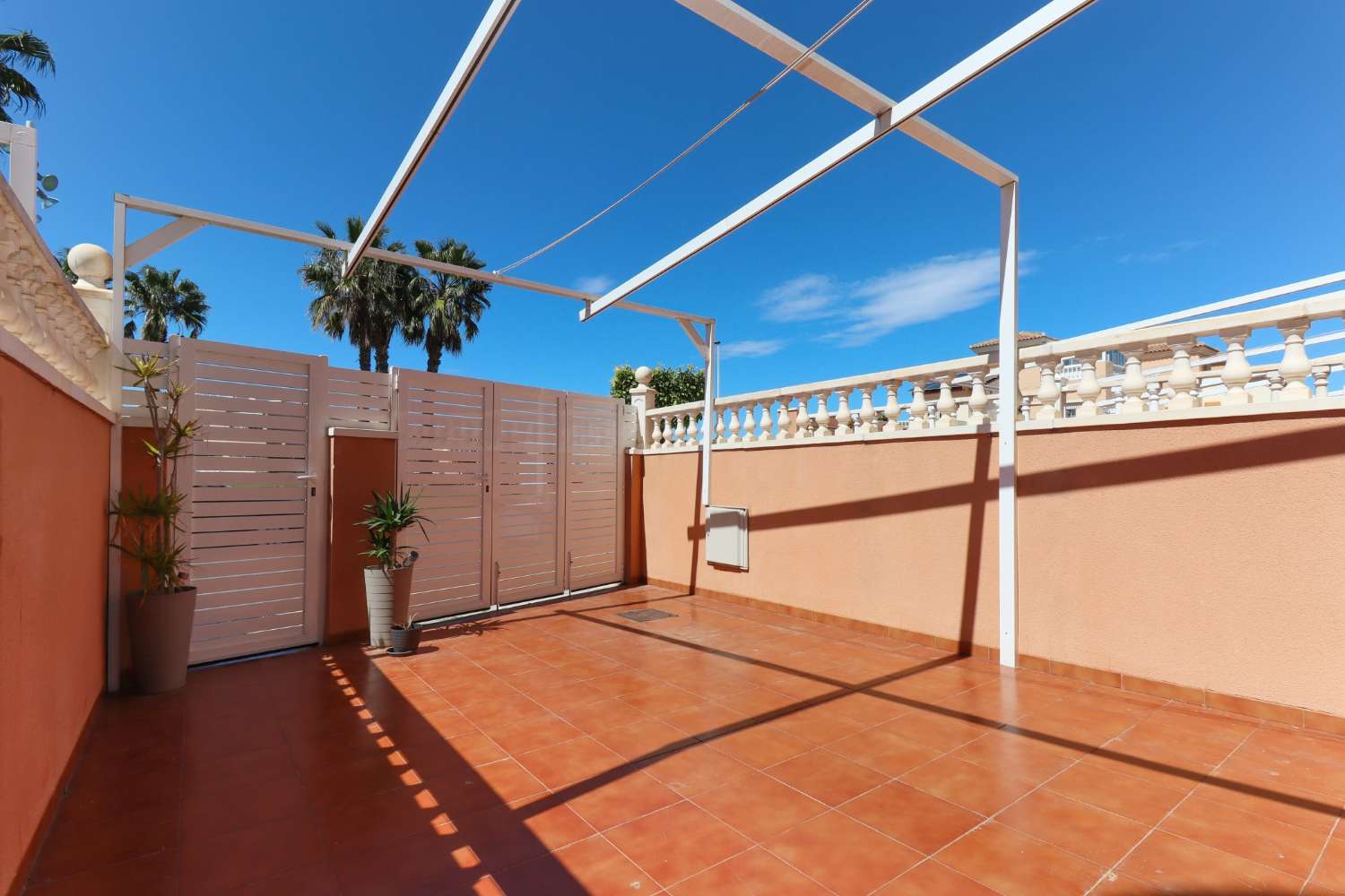 DÚPLEX DE 3 DORMITORIOS CON SOLÁRIUM PRIVADO Y TERRAZA EN RESIDENCIAL CON PISCINA