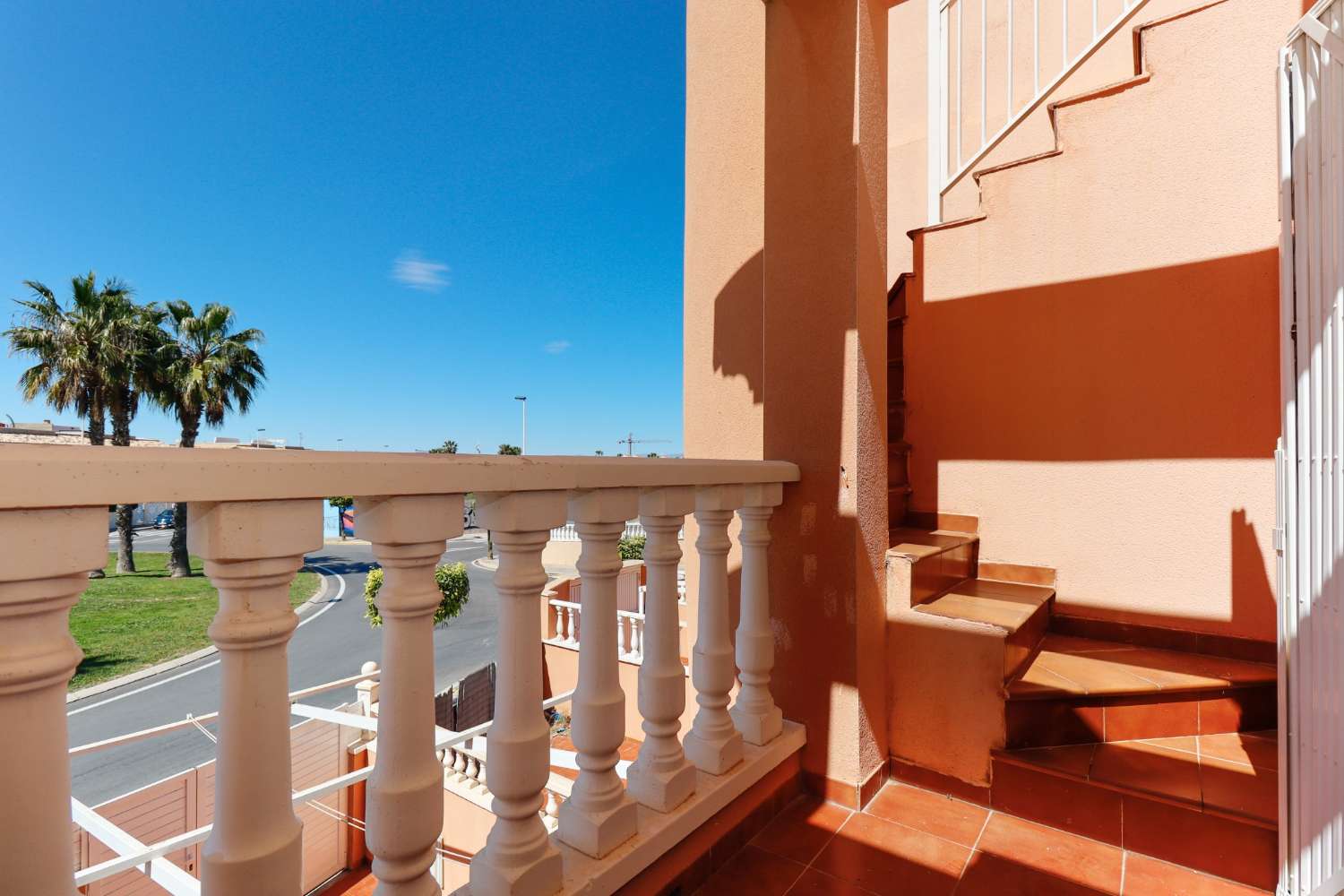 DÚPLEX DE 3 DORMITORIOS CON SOLÁRIUM PRIVADO Y TERRAZA EN RESIDENCIAL CON PISCINA