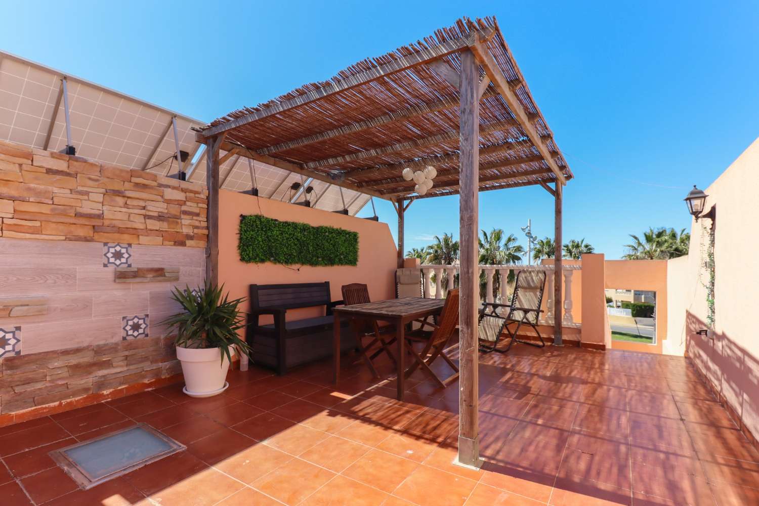 DÚPLEX DE 3 DORMITORIOS CON SOLÁRIUM PRIVADO Y TERRAZA EN RESIDENCIAL CON PISCINA