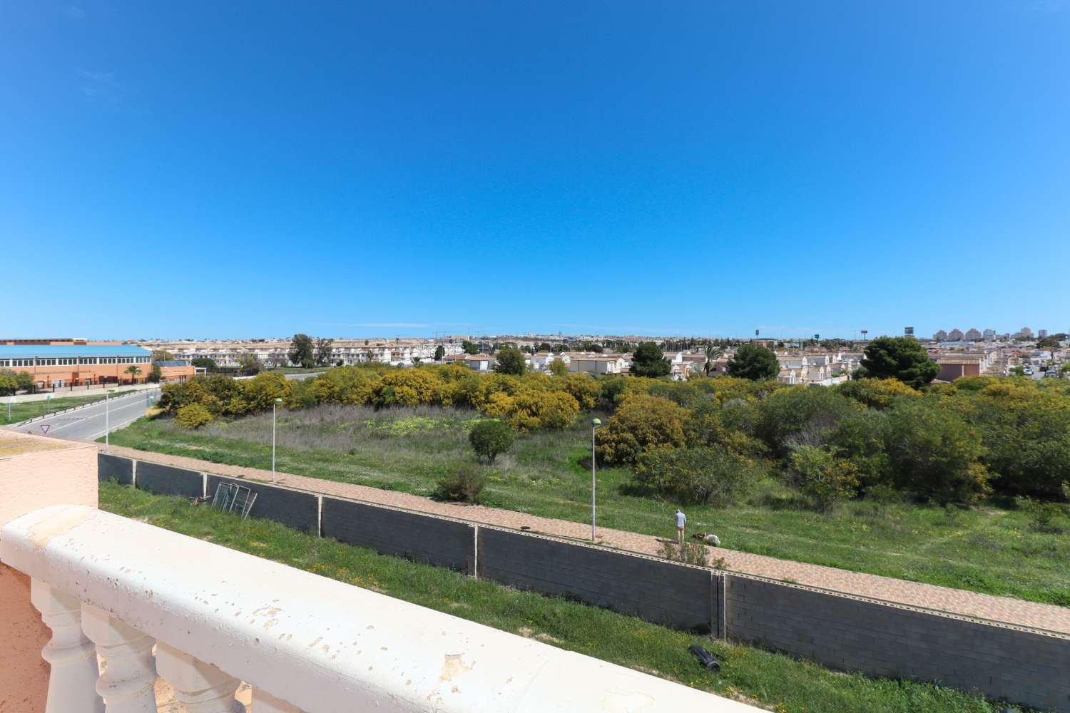 DÚPLEX DE 3 DORMITORIOS CON SOLÁRIUM PRIVADO Y TERRAZA EN RESIDENCIAL CON PISCINA