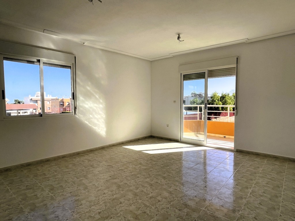 GERÄUMIGE WOHNUNG MIT GARAGE UND POOL IN DER NÄHE DER INNENSTADT VON SAN MIGUEL DE SALINAS