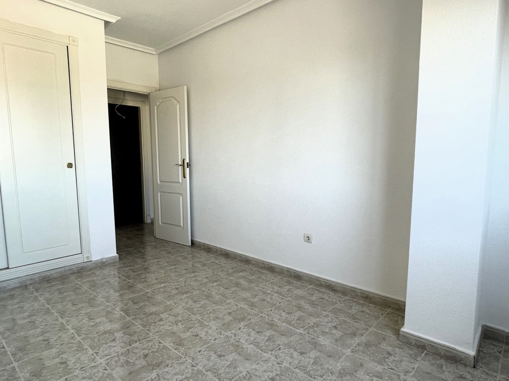 GERÄUMIGE WOHNUNG MIT GARAGE UND POOL IN DER NÄHE DER INNENSTADT VON SAN MIGUEL DE SALINAS