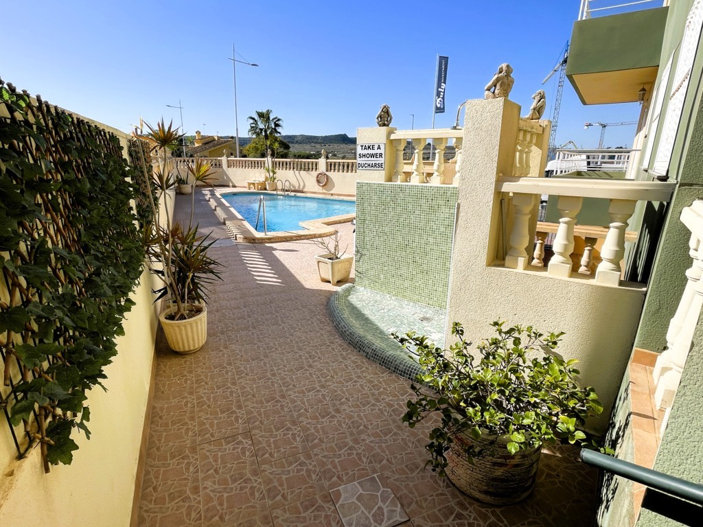GERÄUMIGE WOHNUNG MIT GARAGE UND POOL IN DER NÄHE DER INNENSTADT VON SAN MIGUEL DE SALINAS