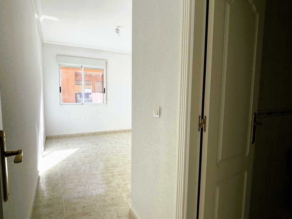 GERÄUMIGE WOHNUNG MIT GARAGE UND POOL IN DER NÄHE DER INNENSTADT VON SAN MIGUEL DE SALINAS