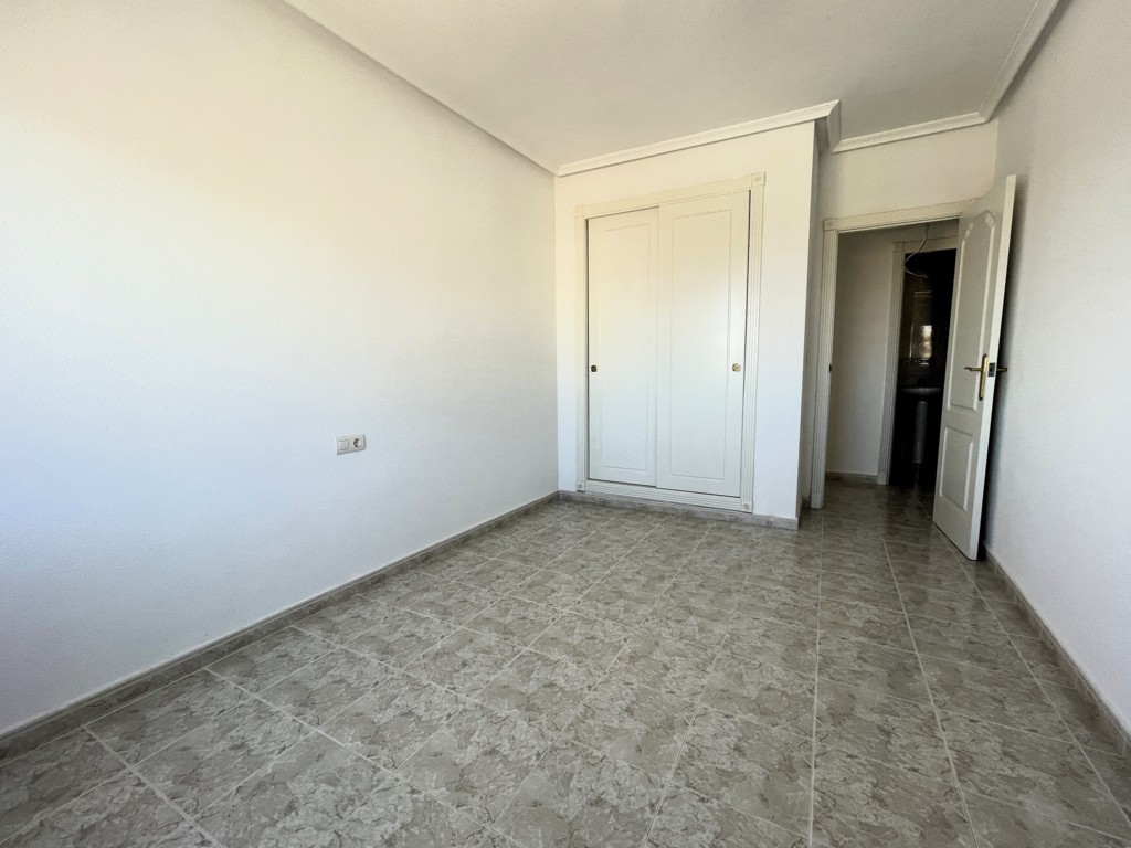 GERÄUMIGE WOHNUNG MIT GARAGE UND POOL IN DER NÄHE DER INNENSTADT VON SAN MIGUEL DE SALINAS