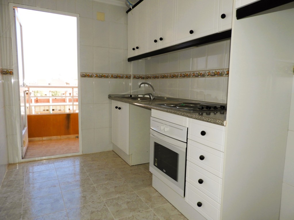 GERÄUMIGE WOHNUNG MIT GARAGE UND POOL IN DER NÄHE DER INNENSTADT VON SAN MIGUEL DE SALINAS