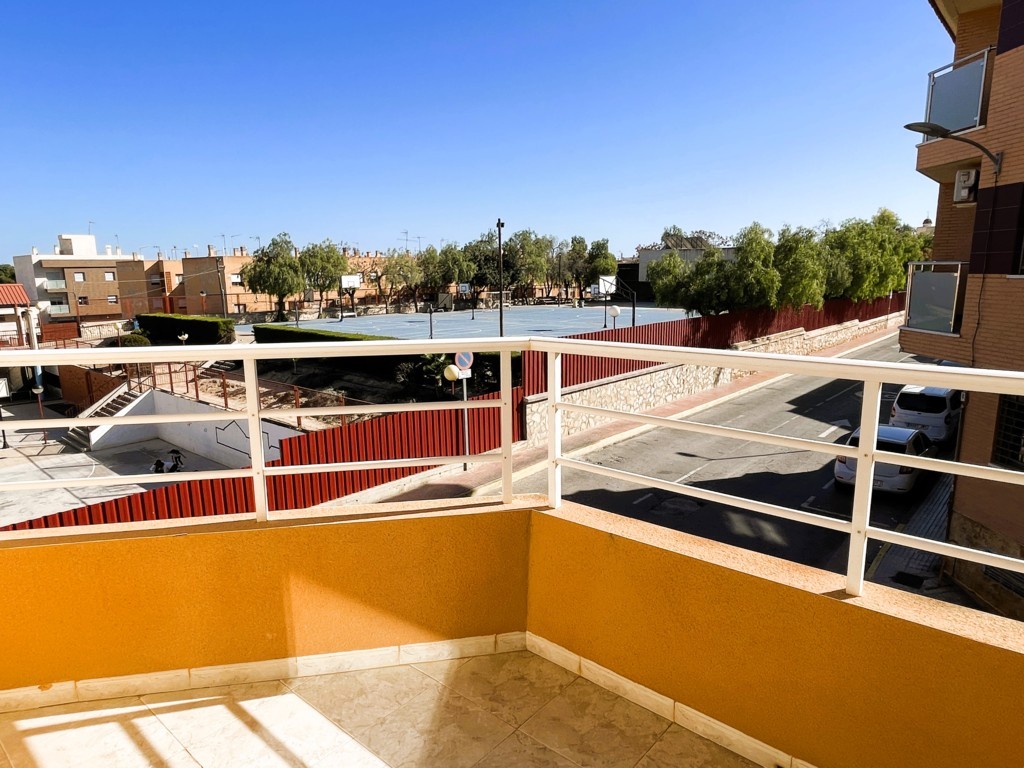 GERÄUMIGE WOHNUNG MIT GARAGE UND POOL IN DER NÄHE DER INNENSTADT VON SAN MIGUEL DE SALINAS