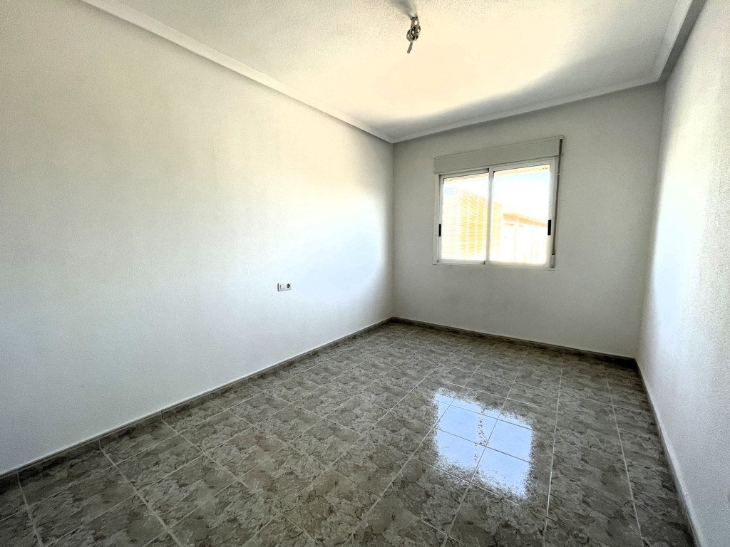 GERÄUMIGE WOHNUNG MIT GARAGE UND POOL IN DER NÄHE DER INNENSTADT VON SAN MIGUEL DE SALINAS