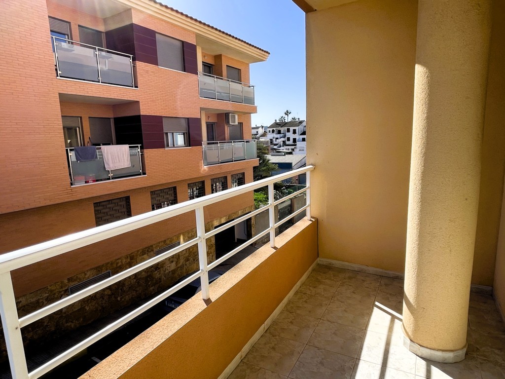 GERÄUMIGE WOHNUNG MIT GARAGE UND POOL IN DER NÄHE DER INNENSTADT VON SAN MIGUEL DE SALINAS