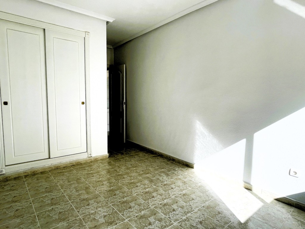 GERÄUMIGE WOHNUNG MIT GARAGE UND POOL IN DER NÄHE DER INNENSTADT VON SAN MIGUEL DE SALINAS